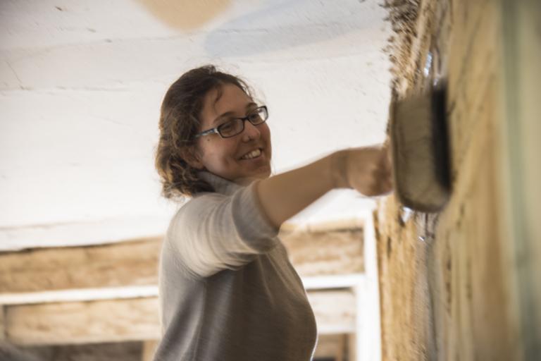 Gestaltung der Wände mit Lehm. | Foto: Hendrik Silbermann Gestaltung der Wände mit Lehm durch eine Teilnehmerin. | Foto: Hendrik Silbermann