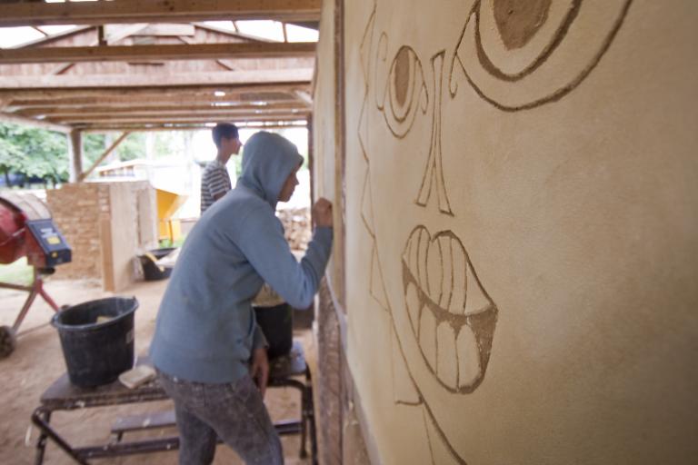 Gestaltung von Tattoos an der Wand. | Foto: Hendrik Silbermann (ARTWORKs)