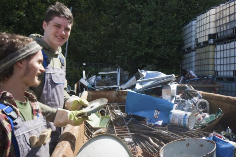 Kreativ Recyceln – Unser Workshop für Weltverbesser:innen Junge Männer auf der Suche nach Baumaterial für das Workcamp Upcycling
