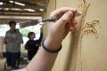 Feine Muster werden auf die Wand getragen. | Foto: Hendrik Silbermann (ARTWORKs)
